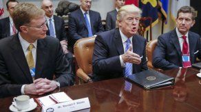 Trump firma el retiro de EEUU del tratado de libre comercio Transpacífico