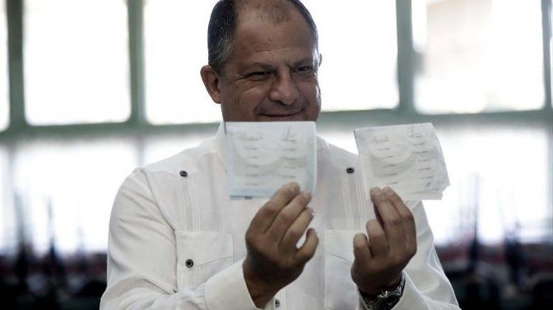 Presidente de Costa Rica vota preocupado por situación de la economía