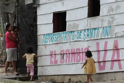 Parlamentarios analizan estrategias para enfrentar la pobreza