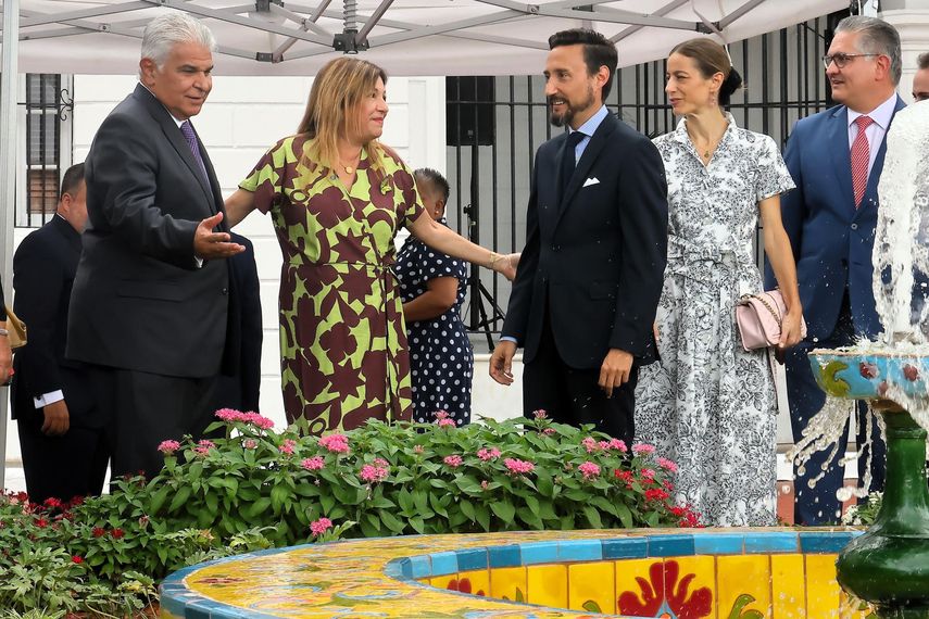 España donó a Panamá una fuente de agua de estilo sevillano para el Palacio de Las Garzas.