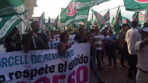 Miembros de CD protestan y marchan hacia la Presidencia