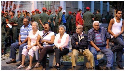 Algunos retrasos en apertura de colegios electorales en Venezuela