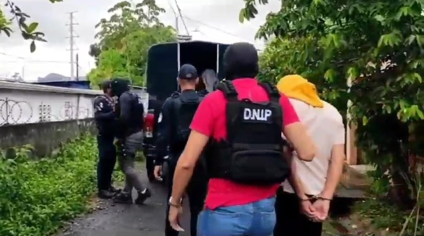 Hombre es detenido por ocultar droga dentro de un balón de fútbol