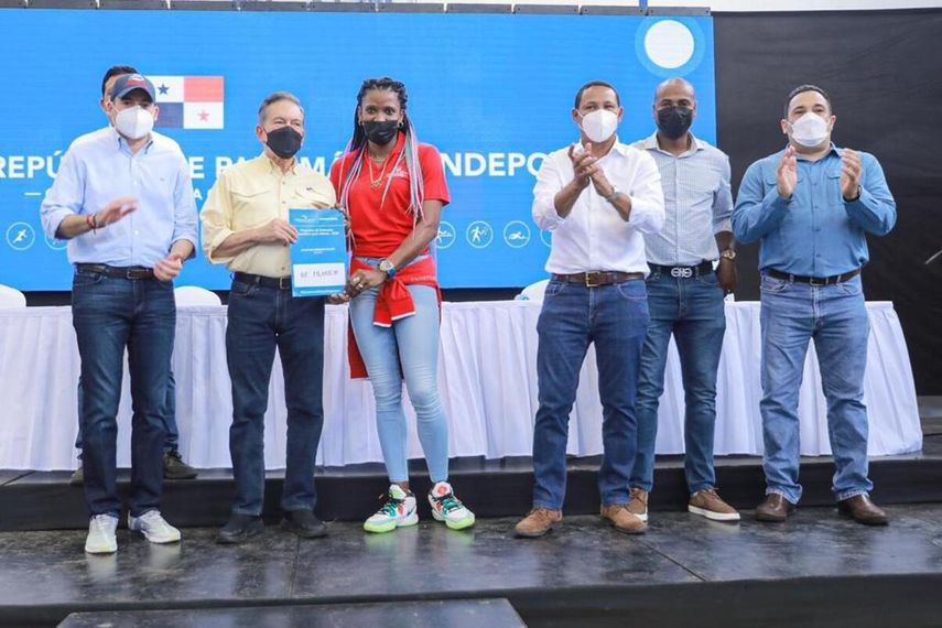 Presidente Cortizo en la entrega de incentivos económicos a deportistas.