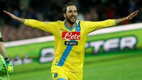 Nápoles vence 3-1 al Milan con dos goles del argentino Higuaín