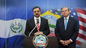 La Fiscalía salvadoreña investiga al ministro de Defensa por tráfico de armas