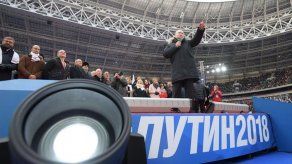Putin juega al fútbol en el Kremlin a cien días del inicio del Mundial