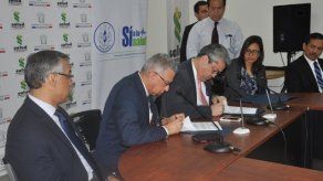 Minsa y CSS firman adenda complementaria con gremios médicos