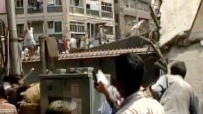 Mueren 21 personas al colapsar paso elevado en India