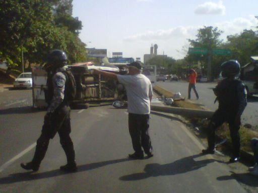 Vehículo termina volcado frente a CSS tras accidente, hay dos heridos
