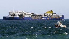 Los bomberos abordan el ferry carbonizado en Italia