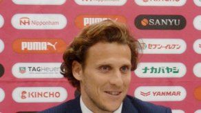 Forlán hacia la salida del Cerezo Osaka