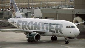 Sobrecargo enciende fuego en el baño de un avión