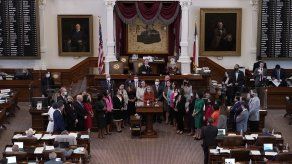 La ley, aprobada en mayo por el gobernador republicano Greg Abbott, prohibiría los abortos tan pronto se detecte el latido cardíaco fetal.