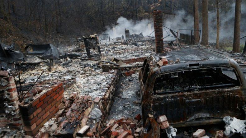 Sube a 10 el número de muertos en el incendio en Tennessee, EEUU