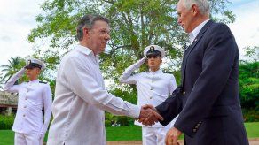 Santos pide a Pence que EEUU descarte una intervención militar en Venezuela