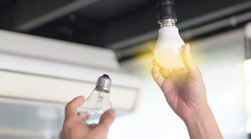 Persona cambiando un foco 