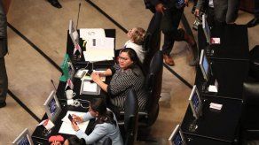 Un explosivo oculto en un libro estalla y hiere levemente a senadora en México