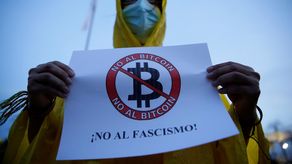 Un grupo de jóvenes salvadoreños se pronunciaron este miércoles en contra de la implementación del bitcoin como moneda de intercambio.