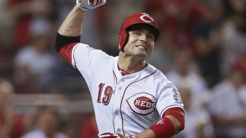 Rojos aplastan a Filis, Calicho Ruiz anota y produce una