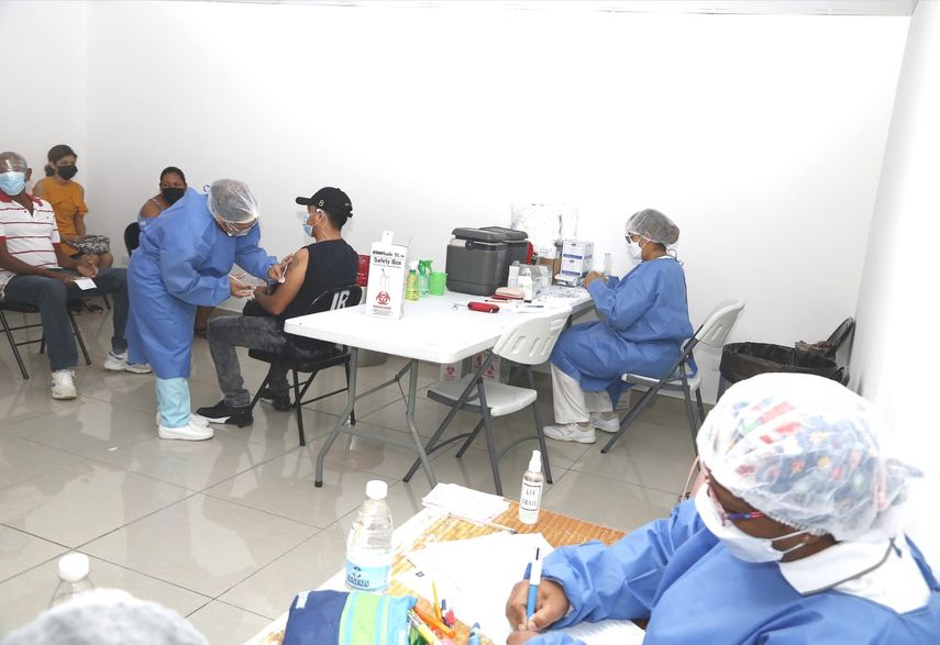 Personas acuden a vacunarse contra covid-19.