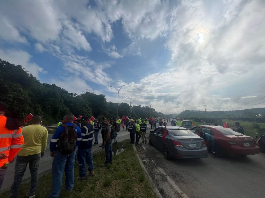 El Suntracs realiza cierres en la vía Centenario.