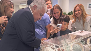 El presidente Mulino y la primera dama, Maricel de Mulino, reciben a su sexto nieto