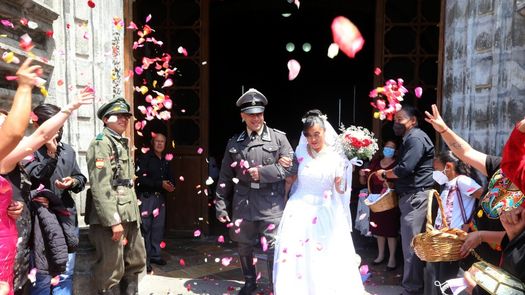 Durante la ceremonia, la novia utilizó una esvástica en su vestido, mientras que el novio estaba vestido como oficial de las SS.