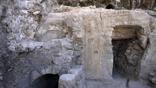 Los arqueólogos de la Universidad Hebrea de Jerusalén dicen que han descubierto, entre otras antigüedades, una finca del siglo I con su propio baño ritual al iniciar un proyecto para facilitar el acceso de personas discapacitadas al Muro de los Lamentos.