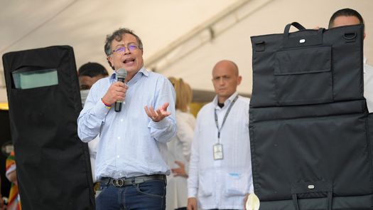 En la tarima, el candidato colombiano Gustavo Petro, con chaleco antibalas, rodeado de un ejército de escoltas que cruzan miradas nerviosas.
