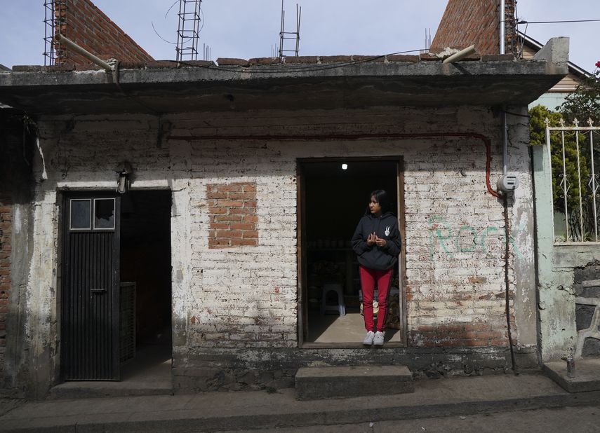 Las frías mañanas de invierno en Comachuén son un regreso a otra época. Los hombres están de regreso en el pueblo por el paro estacional del trabajo agrícola en Estados Unidos.