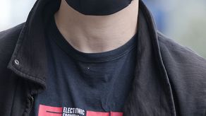 Entre los elementos que dispararon las alertas del gobierno de esa época, está el hecho de que Ola Bini visitó en 12 ocasiones a Assange durante su asilo.