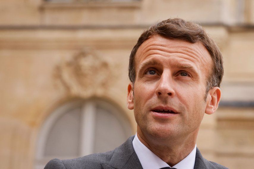 Macron tomó la palabra después de una tercera jornada de protestas callejeras por el nuevo certificado sanitario que sacó a la calle a unas 200.000 personas en toda Francia el sábado.