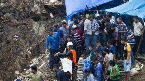 Logran pasar agua a mineros atrapados en Honduras
