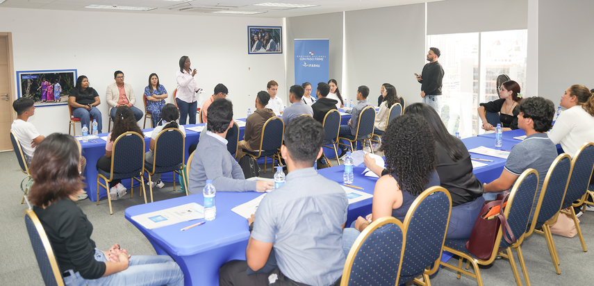 IFARHU firma contratos de becas con estudiantes del Concurso de Oratoria y del convenio MINSA–IFARHU.