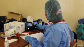 Personal de Salud de Panamá aplica pruebas para detectar casos positivos de covid-19.