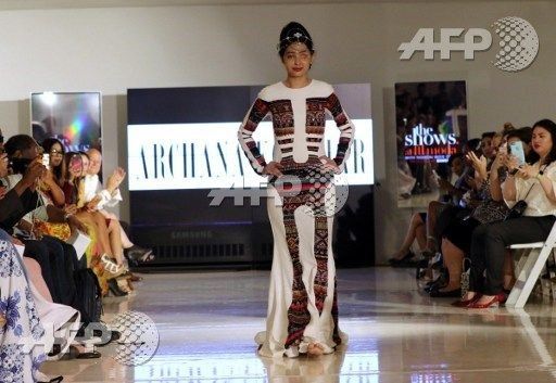 Modelo desfigurada por ácido abrió la Fashion Week de Nueva York