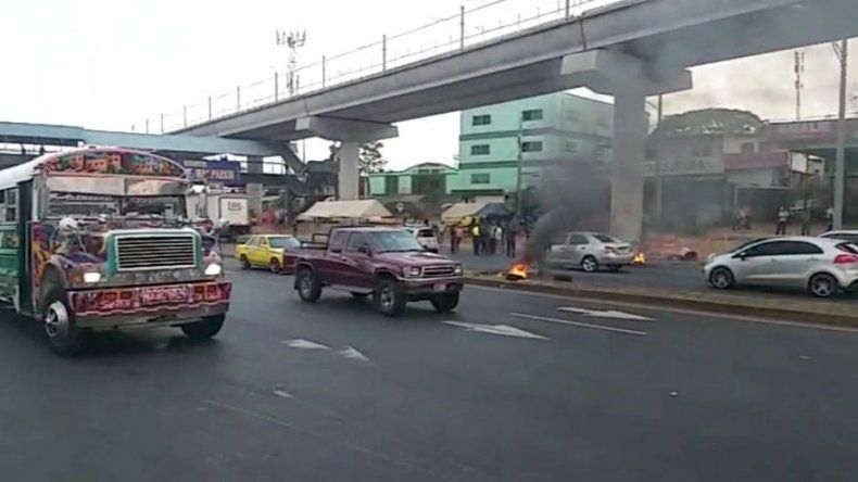 Grupo de transportistas informales cierran la Avenida Domingo Díaz
