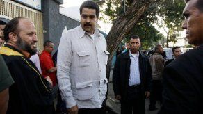 Maduro llama a votar para no fallarle a Chávez y rector del CNE protesta