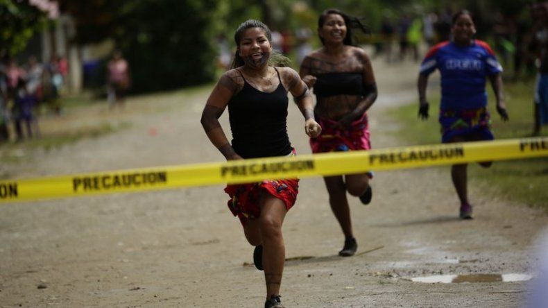 Honor y tradición, preseas de los juegos ancestrales de los emberá de Panamá