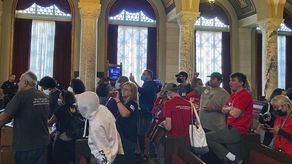 El voto de 12-0 para amonestar a la expresidenta del Ayuntamiento Nury Martinez y a los concejales de Los Ángeles Gil Cedillo y Kevin de León representó el paso más fuerte que el concejo puede tomar para reprenderlos públicamente por sus comentarios burdos e intolerantes durante una reunión de 2021 que fue grabada en secreto.