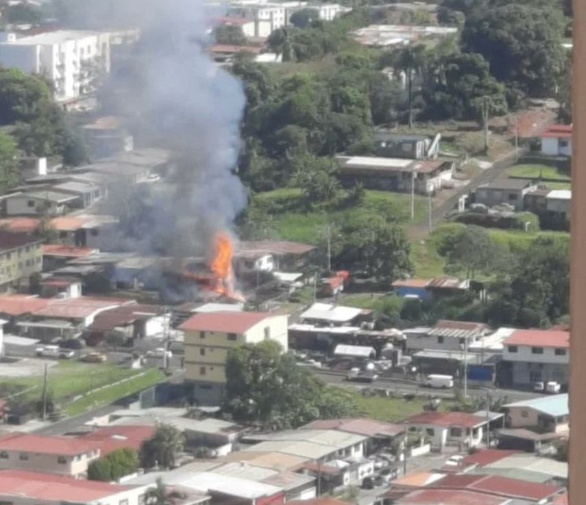 Vistas del incendio en caserón en Pueblo Nuevo.