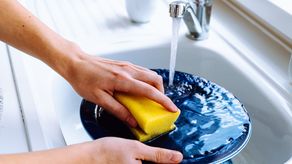 ¿Cómo desinfectar la esponja de los platos y cada cuánto?