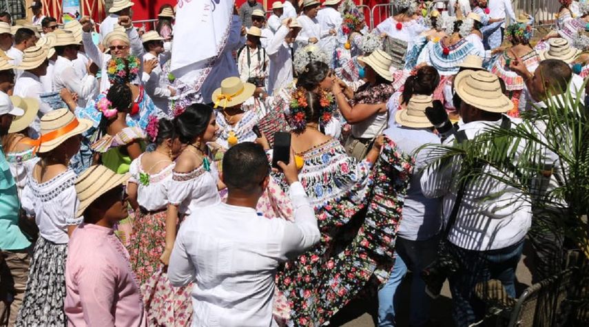 El Desfile de las Mil Polleras se celebra el segundo sábado de enero de cada año.