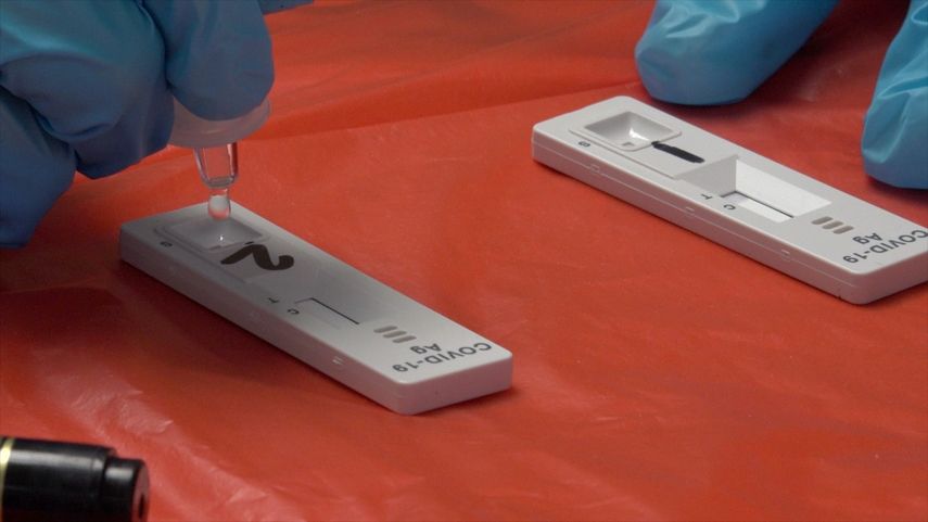 Personal de Salud de Panamá realiza pruebas para detectar la COVID-19.