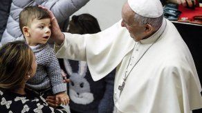 El papa visita por sorpresa una casa donde viven madres detenidas con hijos