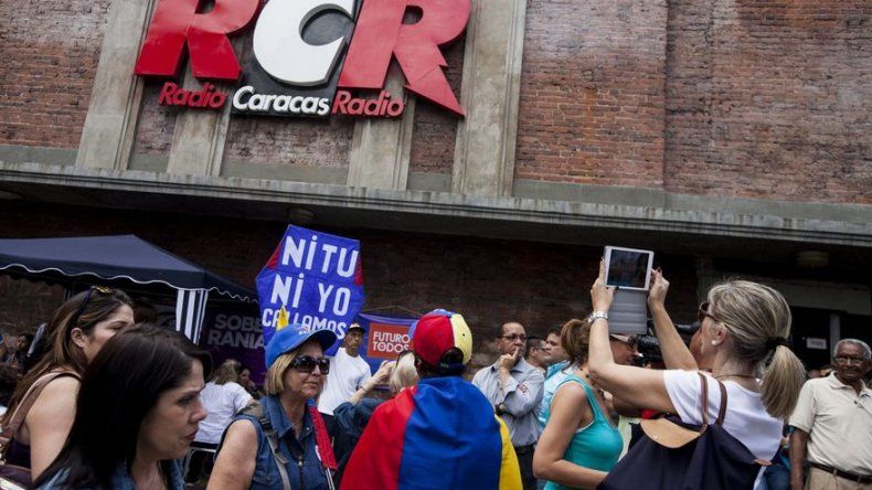 Venezolanos opositores se solidarizan con periodistas víctimas de censura