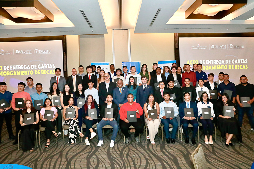 El IFARHU y la SENACYT premian a jóvenes que se especializarán en diversas áreas para el desarrollo.