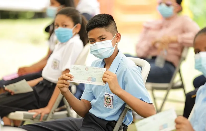 El Pago es efectivo a los estudiantes de primaria, premedia y media.