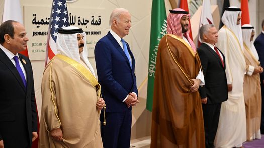 El presidente de Egipto, Abdel Fattah al-Sisi; el rey de Bahréin, Hamad bin Isa bin Salman al-Khalifa; el presidente estadounidense Joe Biden; el príncipe heredero saudí Mohammed bin Salman; el rey Abdullah II de Jordania; el Emir Jeque Tamim bin Hamad al-Thani de Qatar; y el príncipe heredero de Kuwait Meshal al-Ahmad al-Jaber al-Sabah.